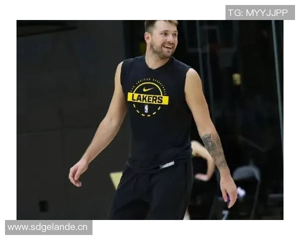 东契奇与詹姆斯联手助力混合双打进攻升级老詹迎来职业生涯最轻松赛季 东契奇与詹姆斯联手助力混合双打进攻升级老詹迎来职业生涯最轻松赛季