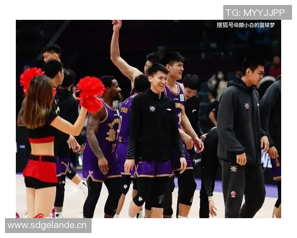 弗菲表现出色6投3中贡献12分3篮板1助攻1盖帽展现实力 弗菲表现出色6投3中贡献12分3篮板1助攻1盖帽展现实力