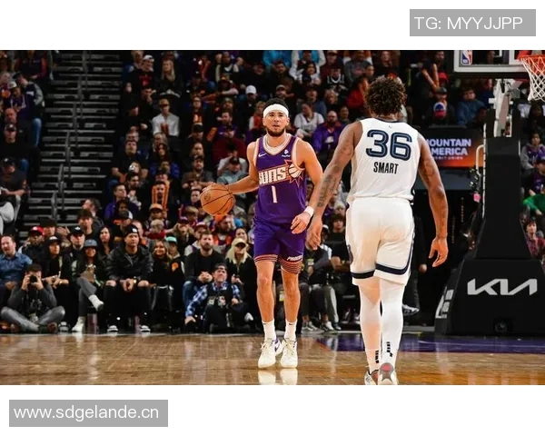 布克表现惊艳第三节独得16分全场砍下33分5板7助助球队取胜 布克表现惊艳第三节独得16分全场砍下33分5板7助助球队取胜