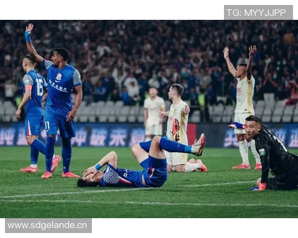 申花遭广岛逆袭朱辰杰失位致荒木隼人头球破门球队陷入困境