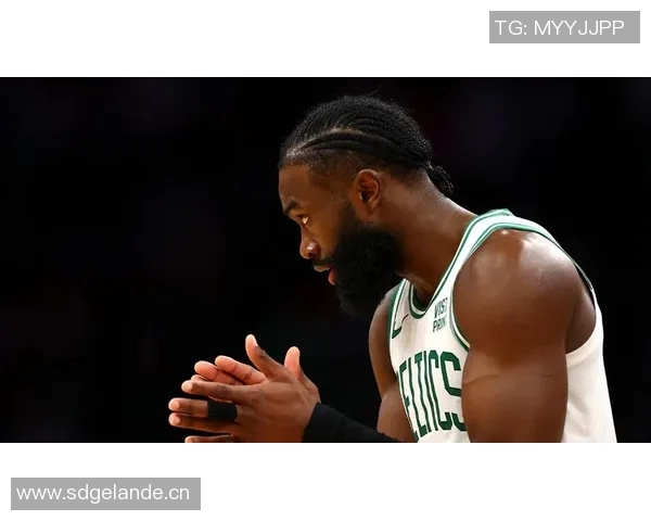 杰伦布朗高效表现三分球火力全开助力球队获胜 杰伦布朗高效表现三分球火力全开助力球队获胜